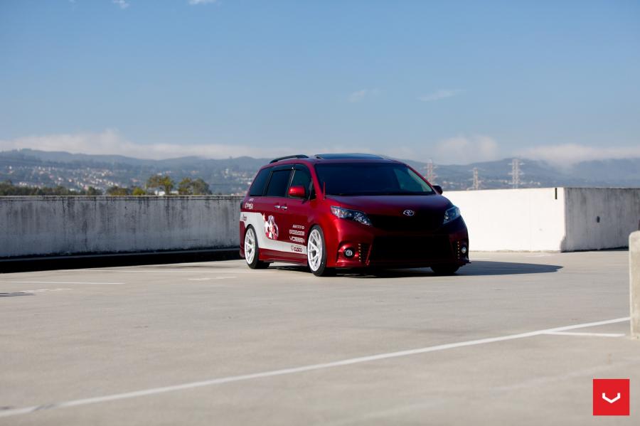  Toyota Sienna by Vossen on Vossen Wheels (VFS6) 2017 года  (фото 20 из 31)